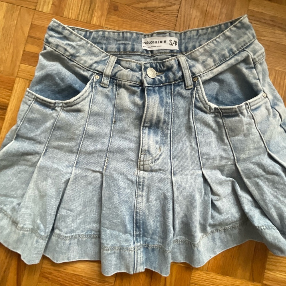 pleaded skirt jeans